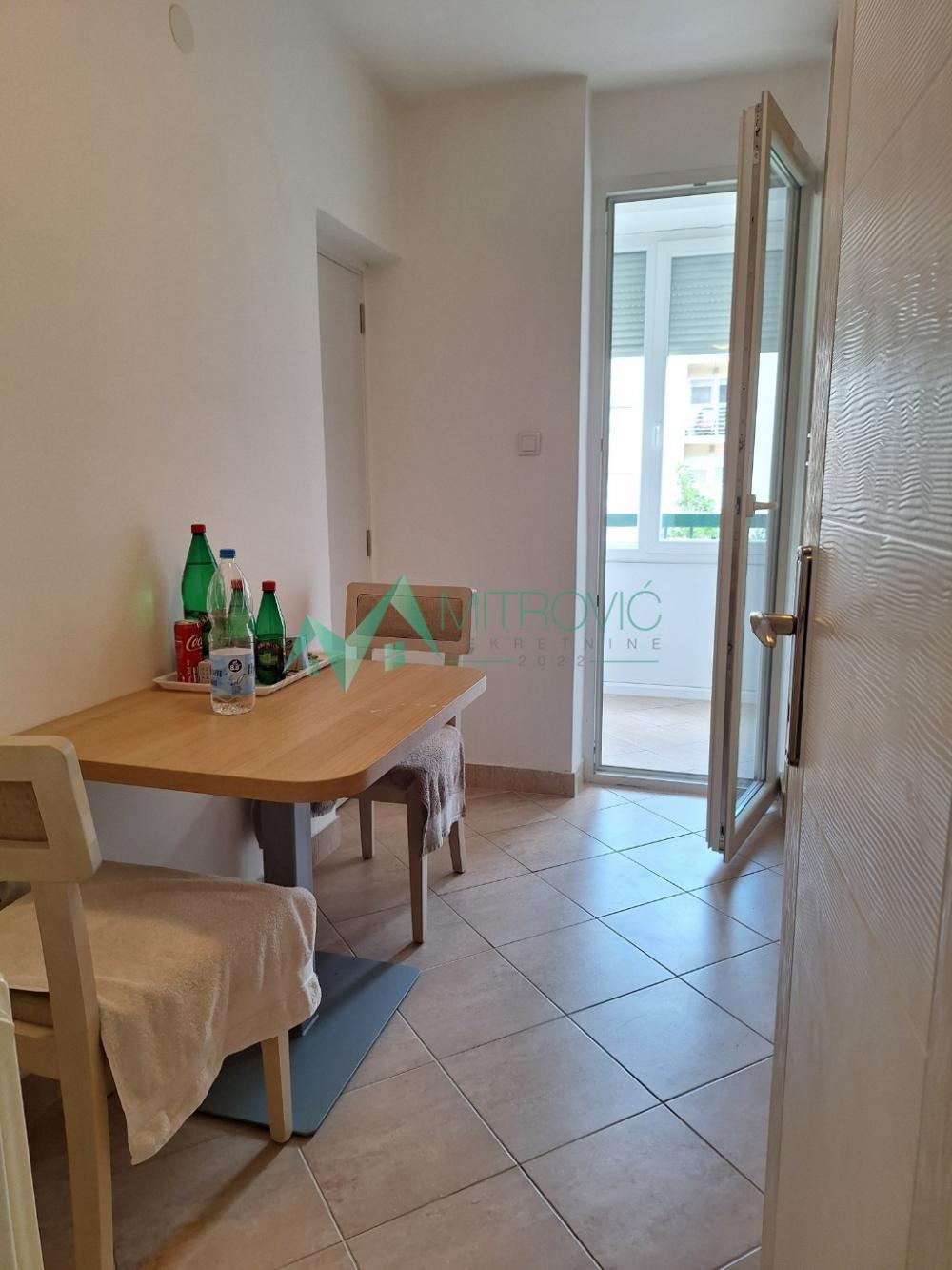 Slika 8 - Dvosoban, renoviran, kompletno namešten 64m2, sa parking mestom, Cara Dušana 