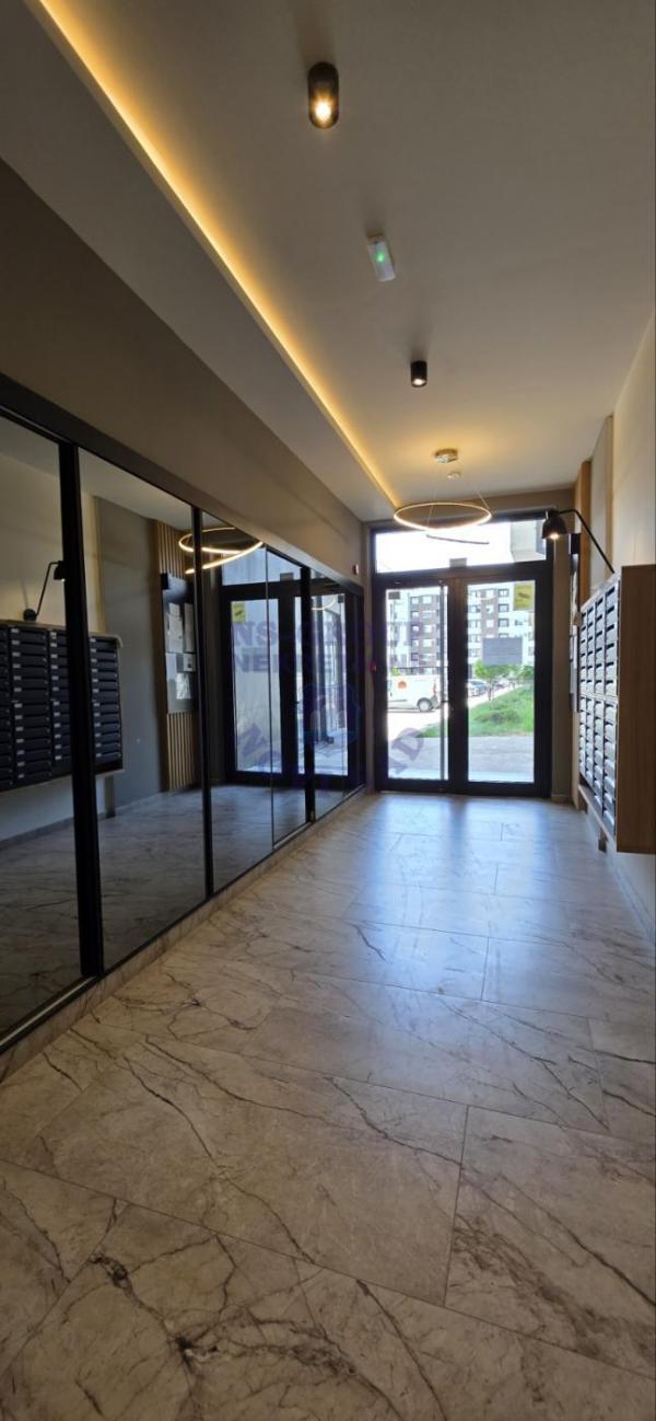 Slika 10 - Dvosoban, 42m2, Avijatičarsko naselje Novi Sad, sa terasom, ima lift