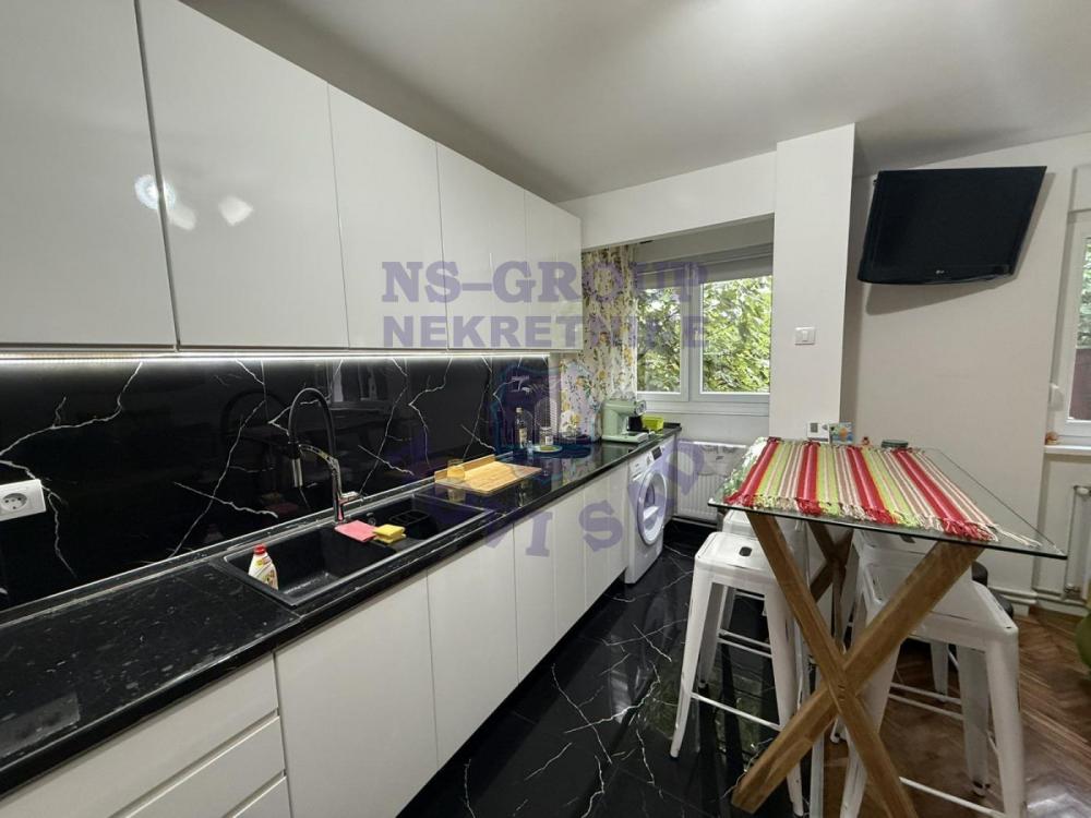Slika 2 - Dvosoban, 43m2, Adamovićevo naselje Novi Sad, sa parkingom