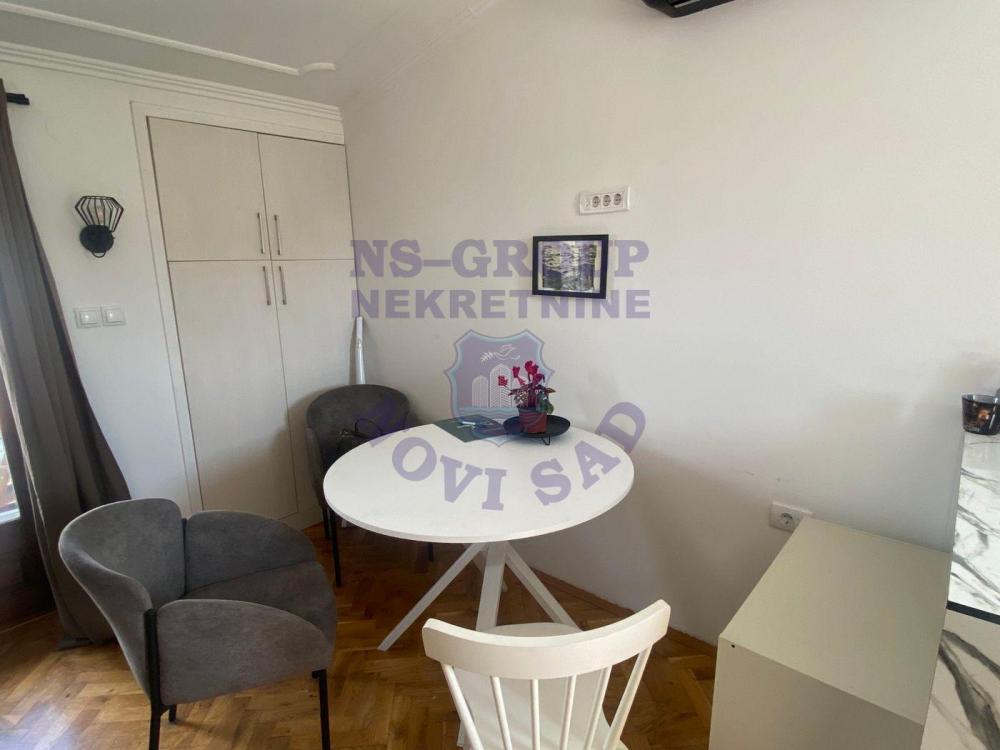 Slika 1 - Jednoiposoban, 36m2, Bulevar patrijarha Pavla (Somborski bulevar) Novi Sad, sa terasom, ima lift