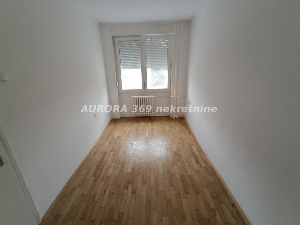 Slika 8 - NOVI SAD, BULEVAR OSLOBODJENJA. RENOVIRAN, TROSOBAN STAN, 64m2