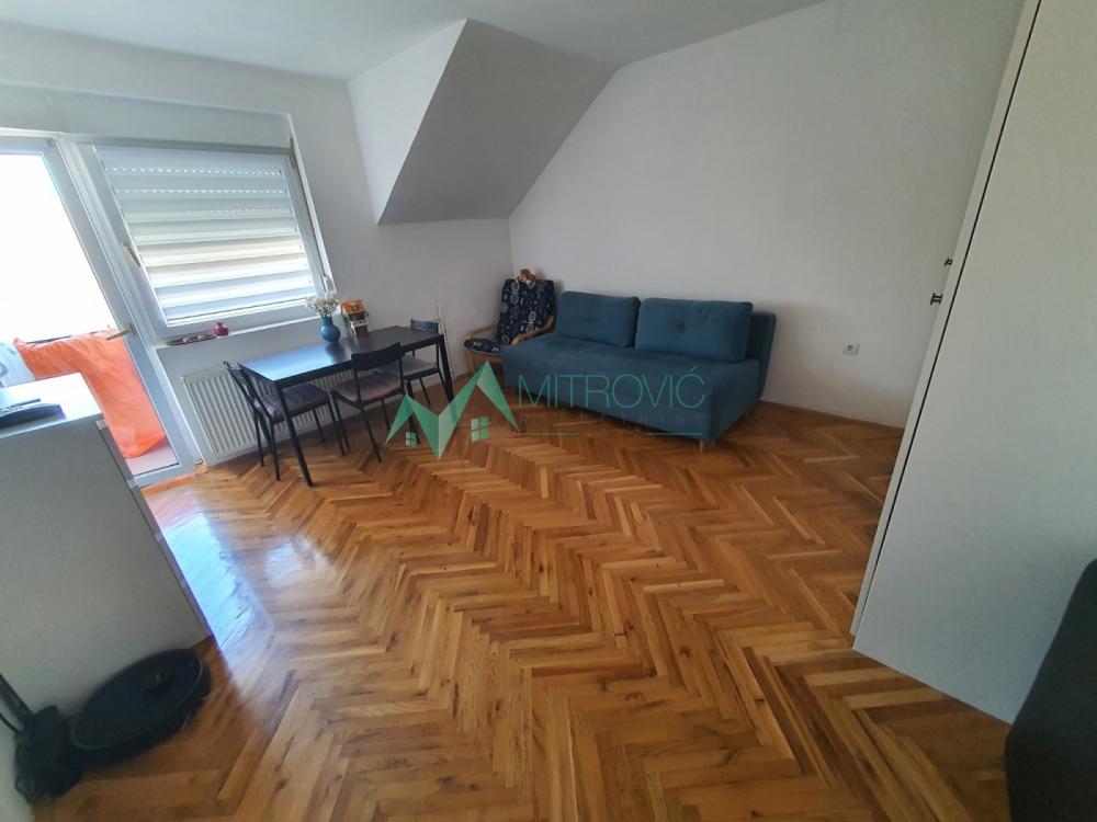 Slika 1 - ODLIČAN DVOSOBAN STAN – 44m² – IZMEĐU BULEVARA EVROPE I PATRIJARHA PAVLA šifra nekretnine: 1004409) 