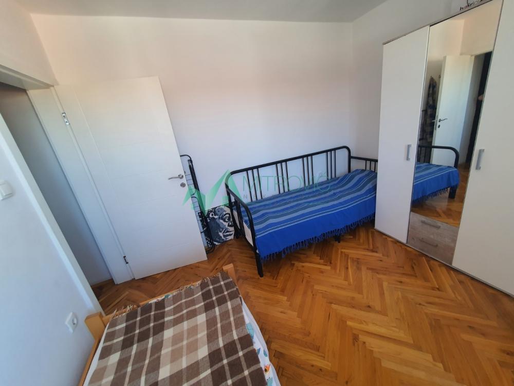 Slika 4 - ODLIČAN DVOSOBAN STAN – 44m² – IZMEĐU BULEVARA EVROPE I PATRIJARHA PAVLA šifra nekretnine: 1004409) 