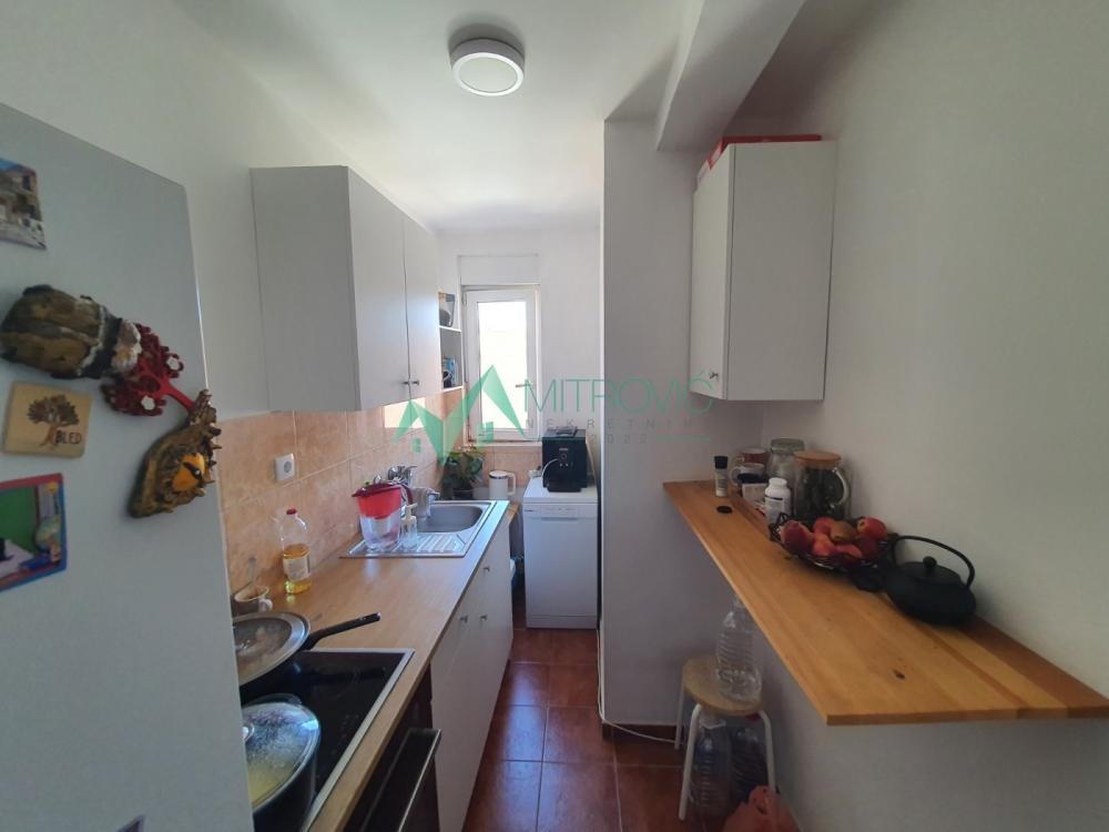 Slika 3 - ODLIČAN DVOSOBAN STAN – 44m² – IZMEĐU BULEVARA EVROPE I PATRIJARHA PAVLA šifra nekretnine: 1004409) 