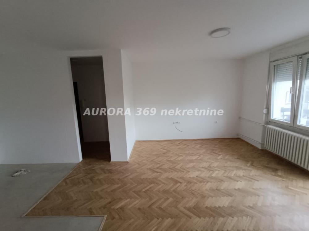 Slika 2 - NOVI SAD, BULEVAR OSLOBODJENJA. RENOVIRAN, TROSOBAN STAN, 64m2