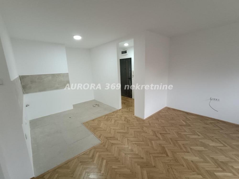 Slika 3 - NOVI SAD, BULEVAR OSLOBODJENJA. RENOVIRAN, TROSOBAN STAN, 64m2