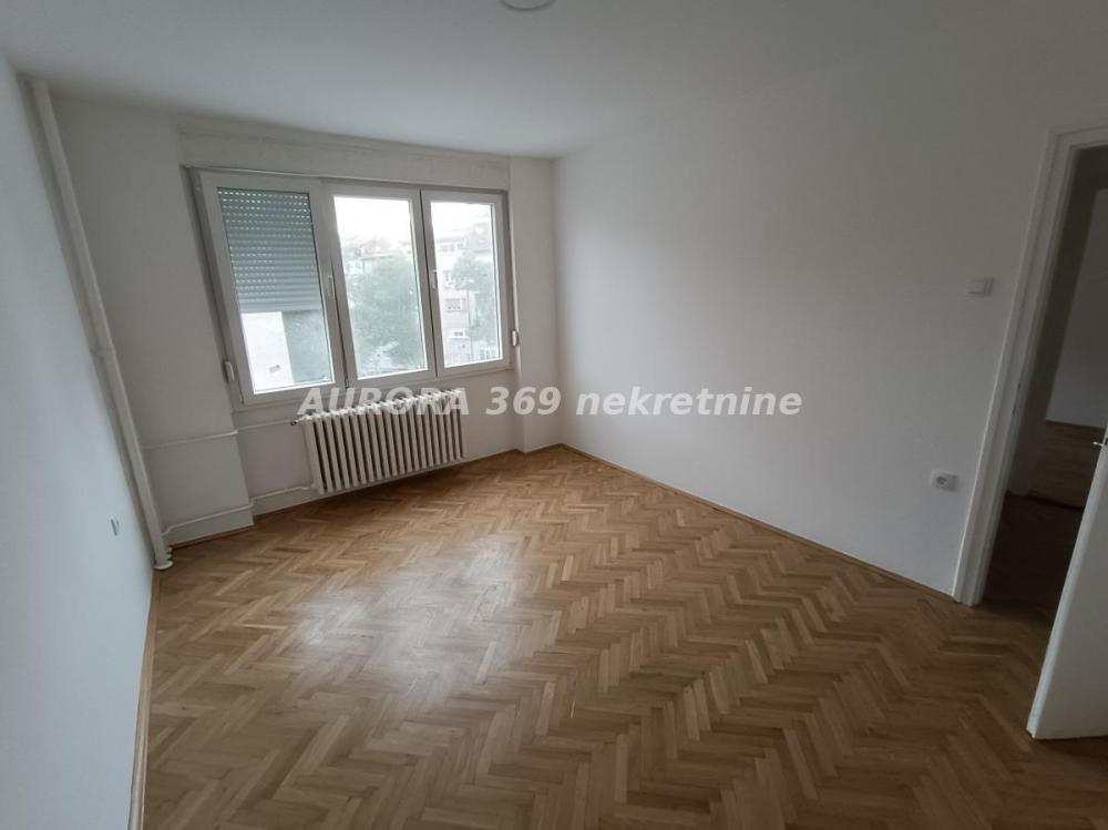 Slika 9 - NOVI SAD, BULEVAR OSLOBODJENJA. RENOVIRAN, TROSOBAN STAN, 64m2
