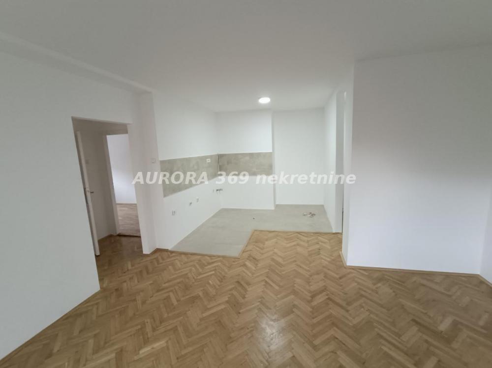 Slika 1 - NOVI SAD, BULEVAR OSLOBODJENJA. RENOVIRAN, TROSOBAN STAN, 64m2