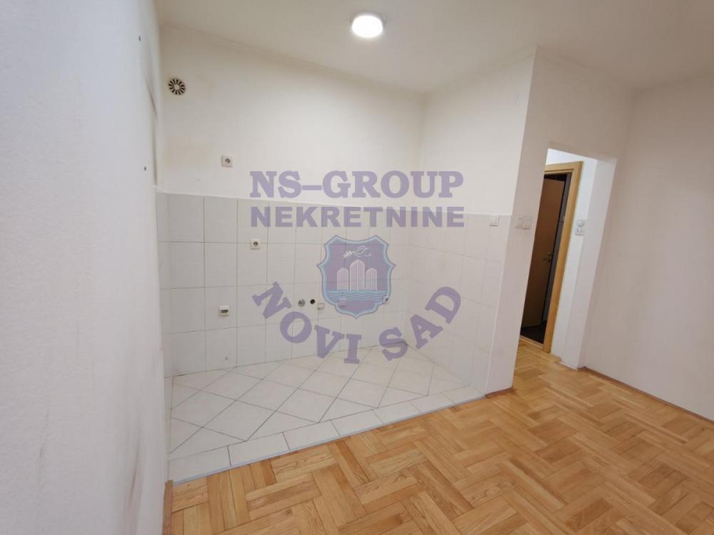 Slika 5 - Jednosoban, 29m2, Adamovićevo naselje Novi Sad, sa terasom
