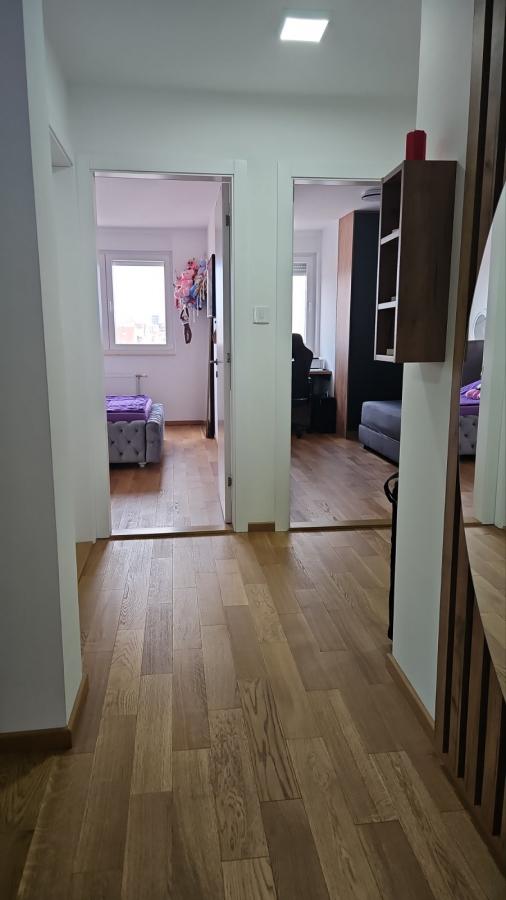 Slika 11 - Troiposoban, 80m2, Nova Detelinara Novi Sad, sa terasom, ima lift