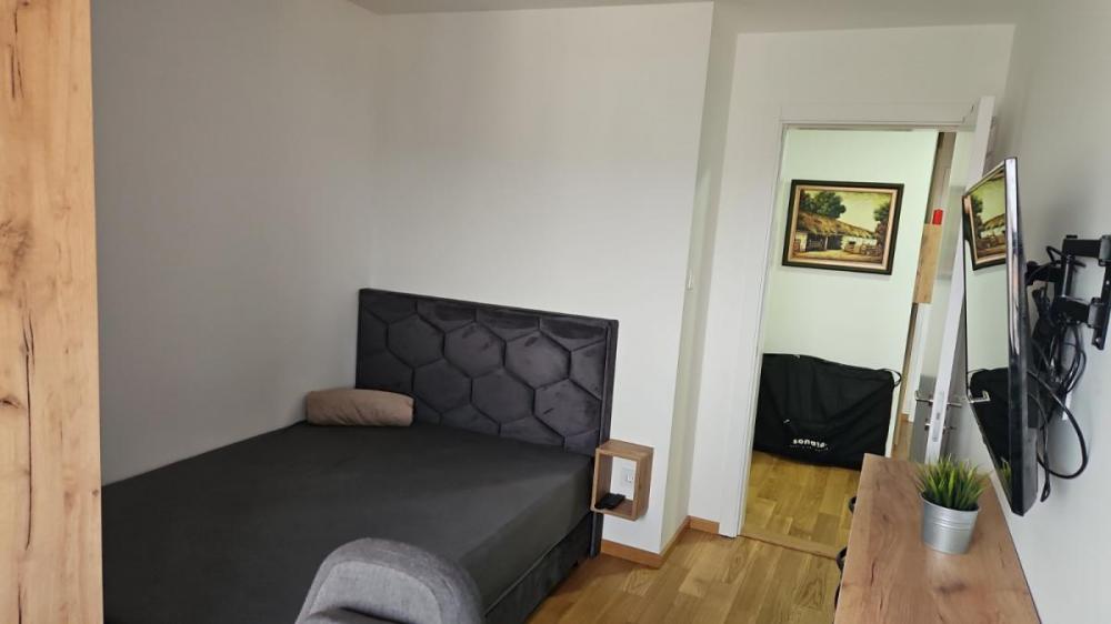 Slika 4 - Troiposoban, 80m2, Nova Detelinara Novi Sad, sa terasom, ima lift