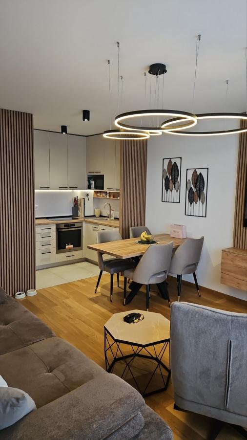 Slika 1 - Troiposoban, 80m2, Nova Detelinara Novi Sad, sa terasom, ima lift