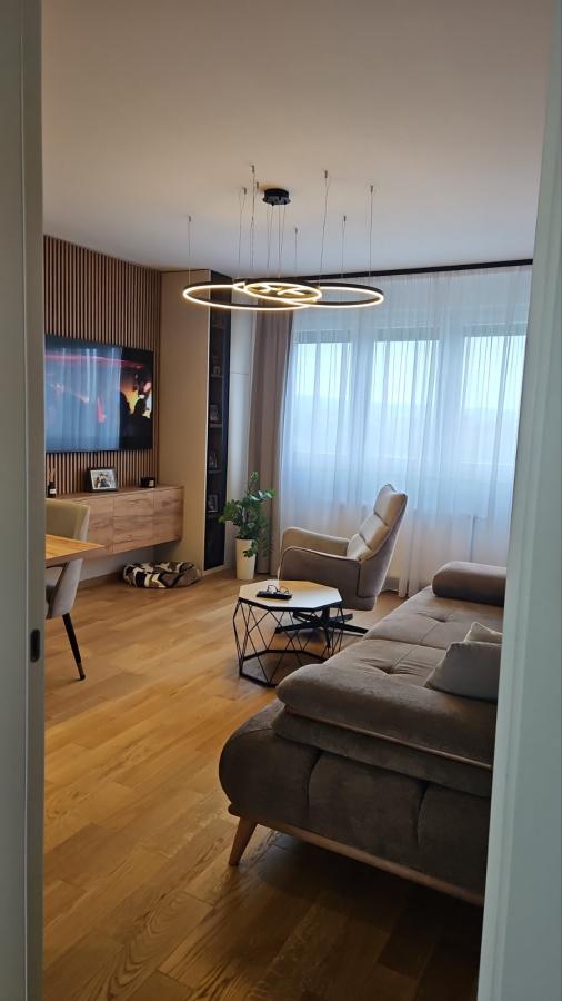 Slika 2 - Troiposoban, 80m2, Nova Detelinara Novi Sad, sa terasom, ima lift