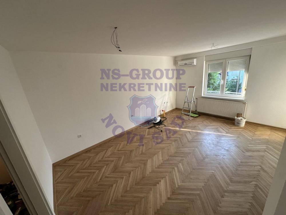 Slika 1 - Dvosoban, 40m2, Sajmište Novi Sad, sa terasom, ima lift