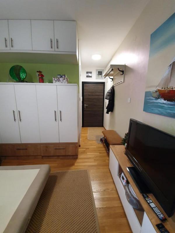 Slika 7 - Jednosoban, 31m2, Adamovićevo naselje Novi Sad, sa terasom, ima lift
