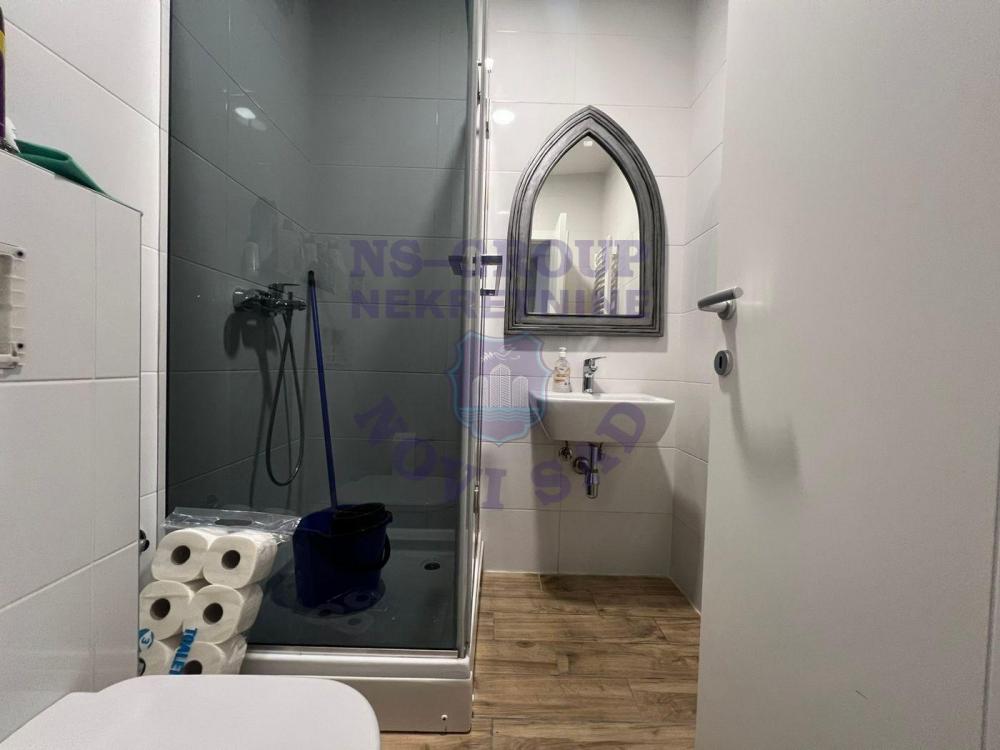 Slika 4 - Četvorosoban, 115m2, Bulevar patrijarha Pavla (Somborski bulevar) Novi Sad, sa terasom, ima lift