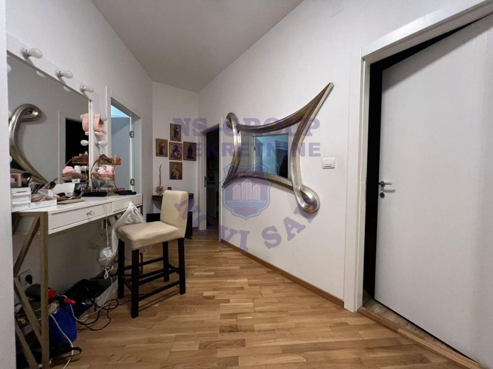 Slika 6 - Četvorosoban, 115m2, Bulevar patrijarha Pavla (Somborski bulevar) Novi Sad, sa terasom, ima lift