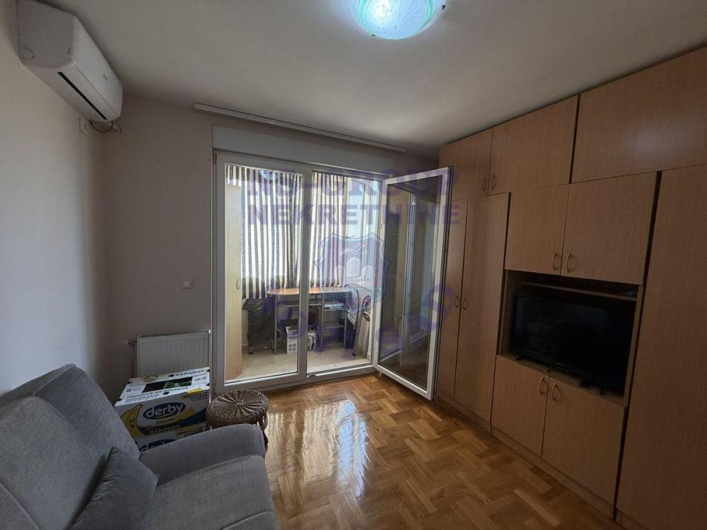 Slika 5 - Jednosoban, 25m2, Grbavica Novi Sad, sa terasom, ima lift
