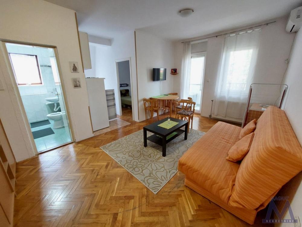 Slika 1 - Stan,NOVI SAD,BULEVAR,kv: 36, € 105000, ID: 1019392