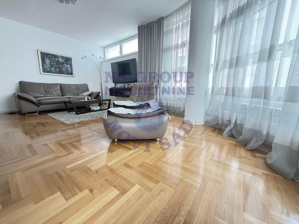 Glavna slika -Trosoban, 76m2, Novi Sad centar Novi Sad, sa terasom, ima lift