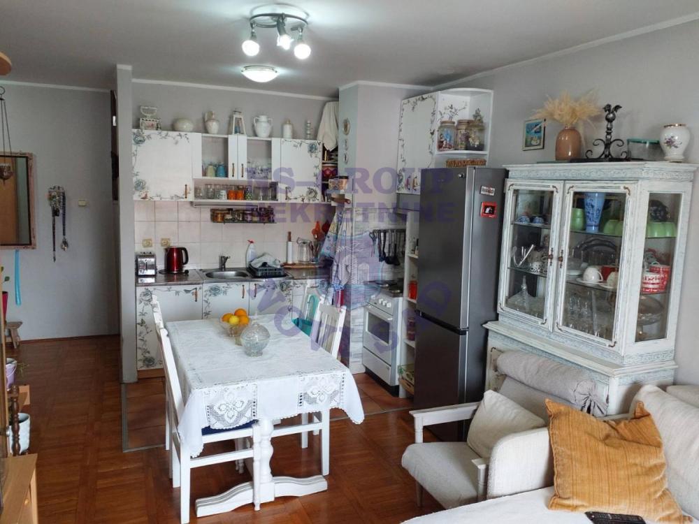 Slika 1 - 572958-Na prodaju kompletno namešten troiposoban stan na Novoj Detelinari
