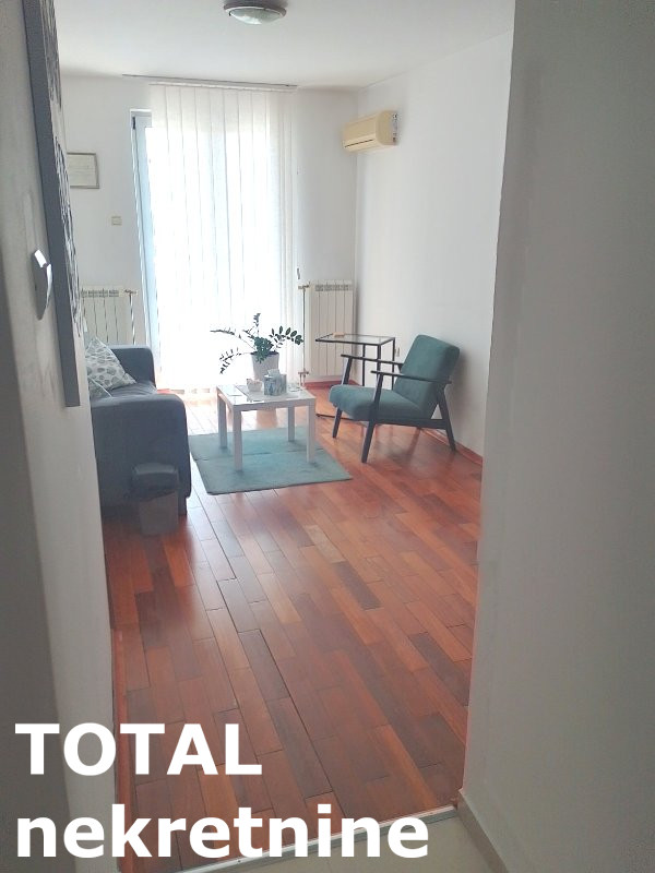 Slika 1 - Stan,NOVI SAD,BULEVAR,kv: 28.00, € 113000, ID: 1102838