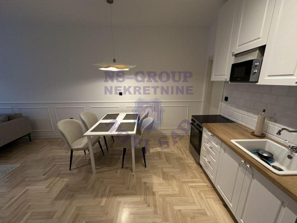 Slika 2 - KOMPLETNO RENOVIRAN I NAMEŠTEN STAN U SRCU NOVOG SADA