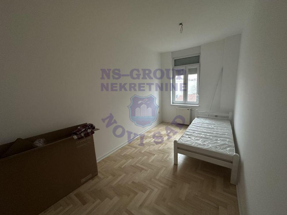 Slika 7 - KOMPLETNO RENOVIRAN I NAMEŠTEN STAN U SRCU NOVOG SADA