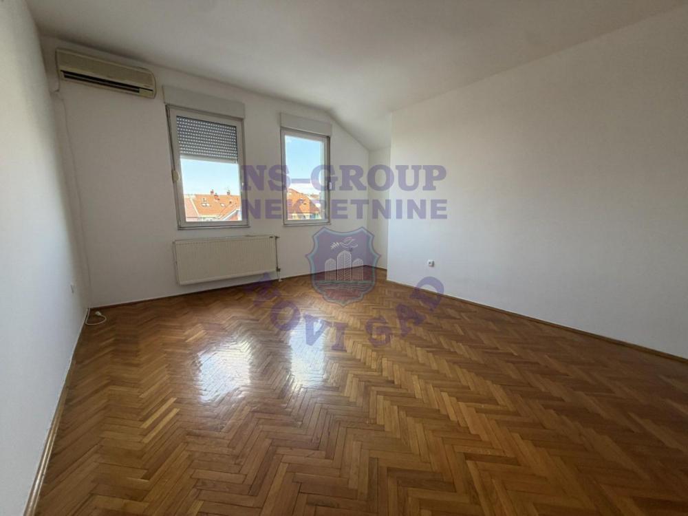 Glavna slika -Izuzetan dvosoban stan površine 59m², smešten u samom centru Novog Sada