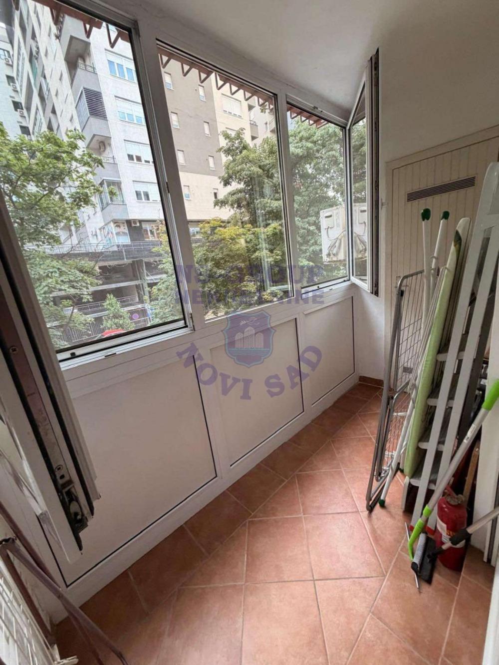 Slika 2 - Trosoban, 70m2, Bulevar oslobođenja Novi Sad, sa terasom, ima lift