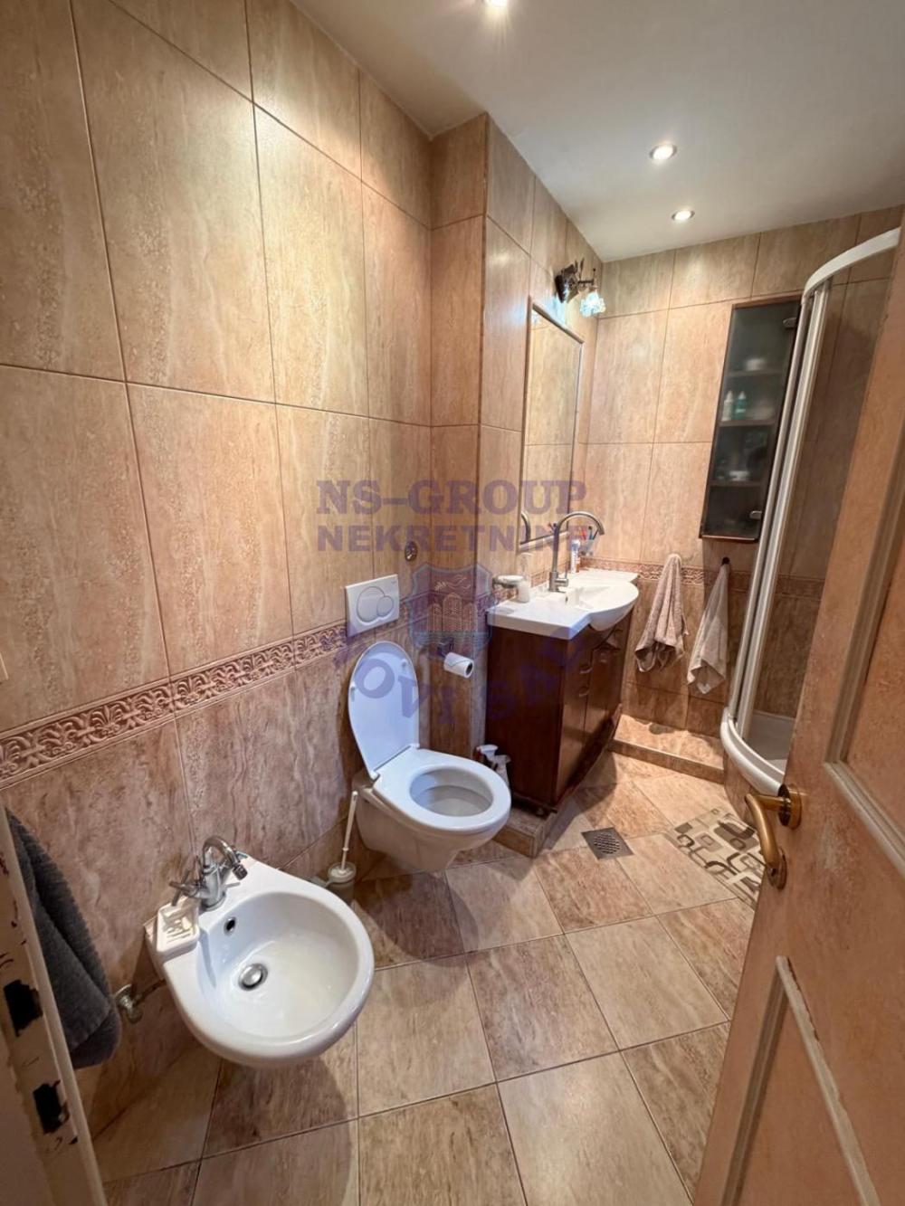 Slika 6 - Trosoban, 70m2, Bulevar oslobođenja Novi Sad, sa terasom, ima lift