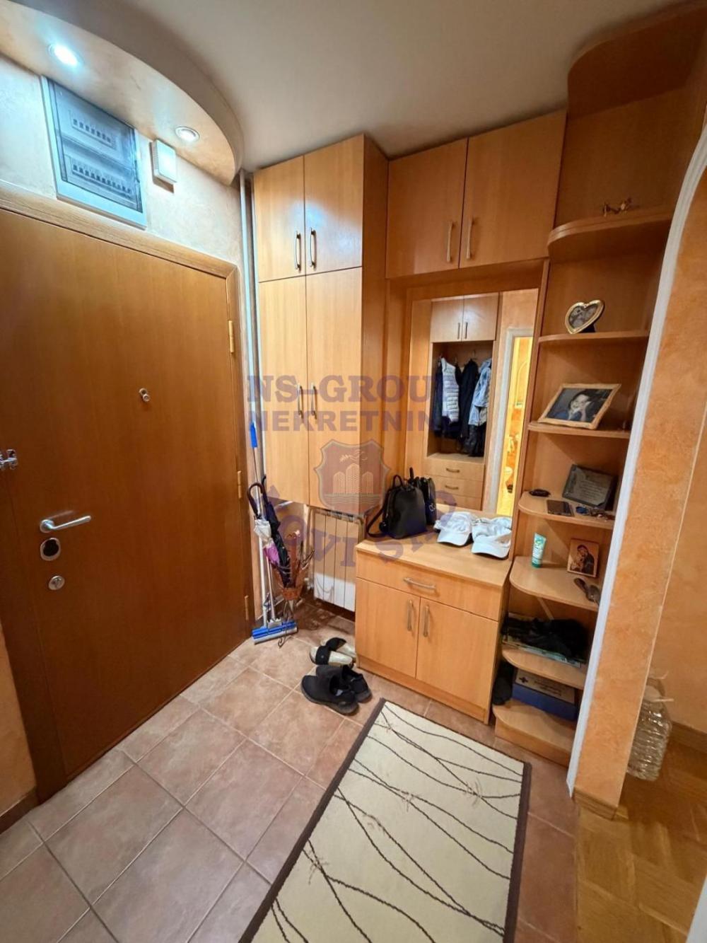Slika 9 - Trosoban, 70m2, Bulevar oslobođenja Novi Sad, sa terasom, ima lift