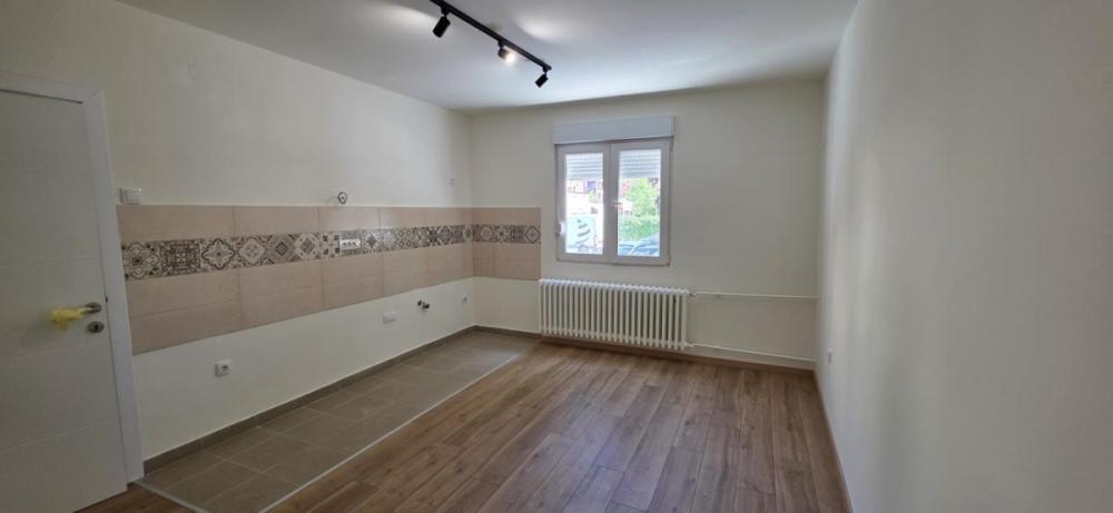 Glavna slika -Jednoiposoban stan 37m renoviran Bul. Kralja Petra I