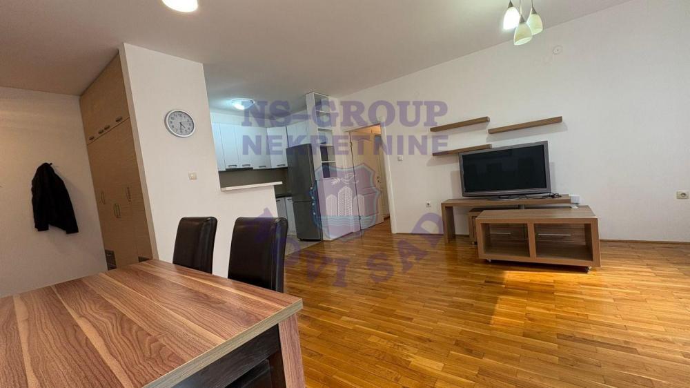 Slika 1 - Trosoban, 75m2, Bulevar oslobođenja Novi Sad, sa terasom, ima lift