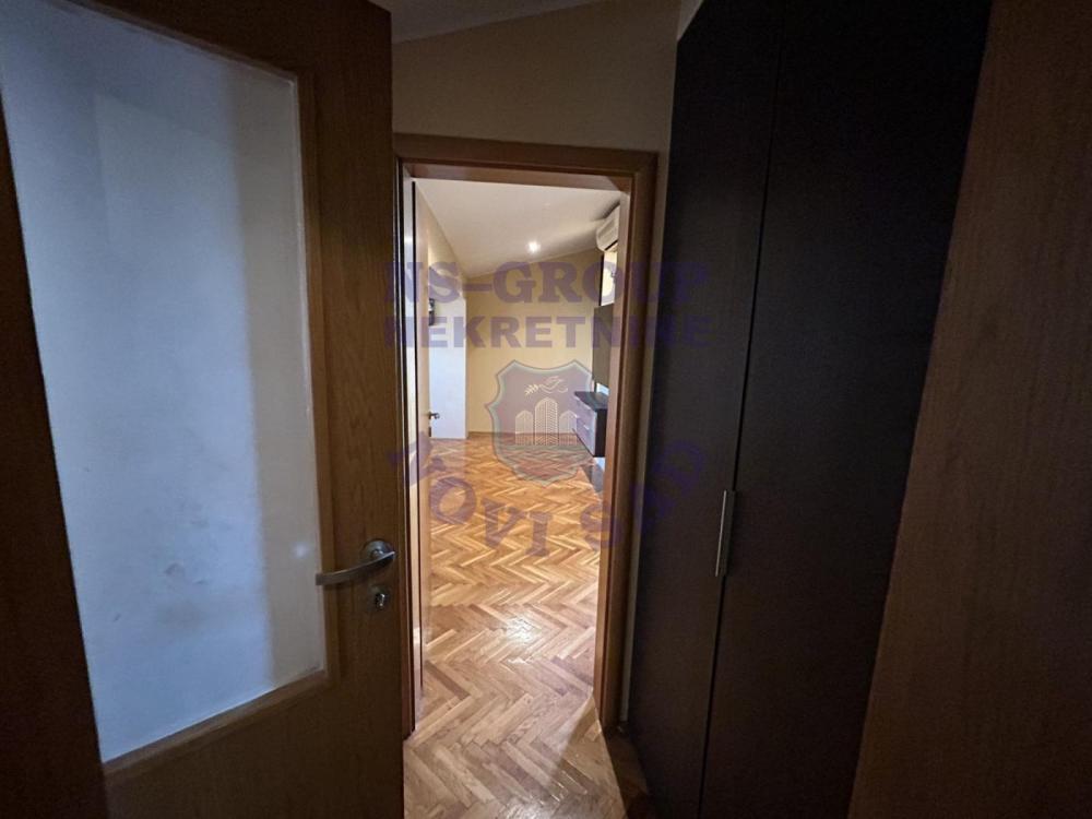 Slika 5 - Trosoban, 70m2, Bulevar oslobođenja Novi Sad, sa terasom, sa parkingom