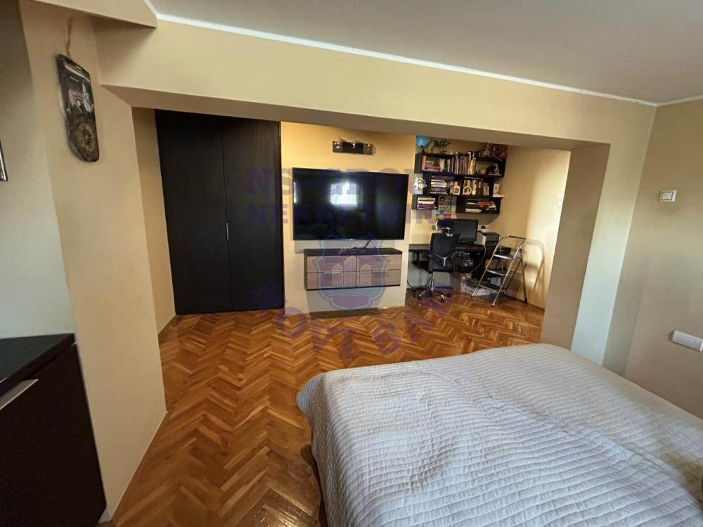 Slika 4 - Trosoban, 70m2, Bulevar oslobođenja Novi Sad, sa terasom, sa parkingom