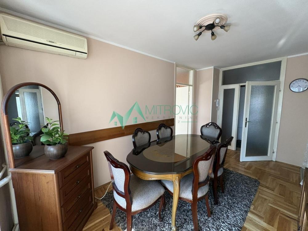 Slika 2 - Prodaje se namešten stan na Bulevaru oslobođenja (Šifra: 1004088) 