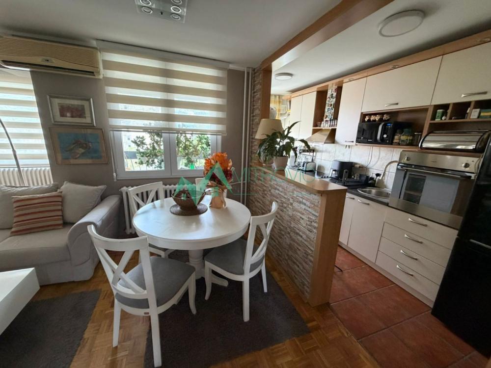 Slika 2 - Na prodaju četvoroiposoban stan, 80m² (76m² + dve terase)