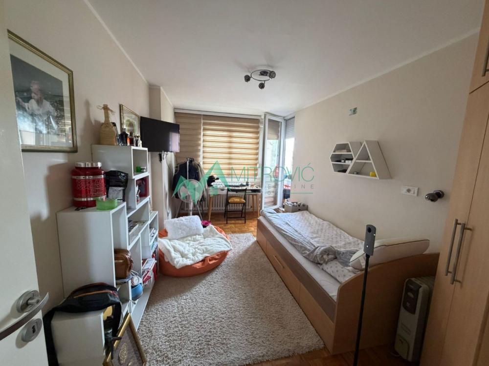 Slika 10 - Na prodaju četvoroiposoban stan, 80m² (76m² + dve terase)