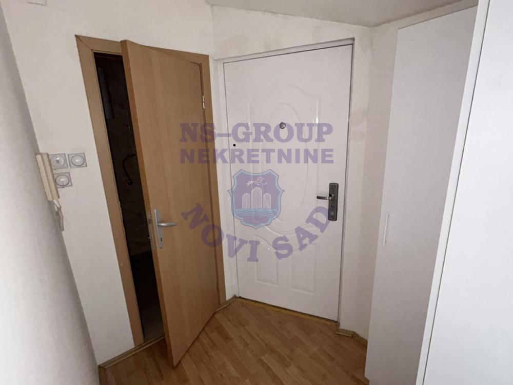Slika 4 - Jednoiposoban, 27m2, Bulevar patrijarha Pavla (Somborski bulevar) Novi Sad, sa terasom