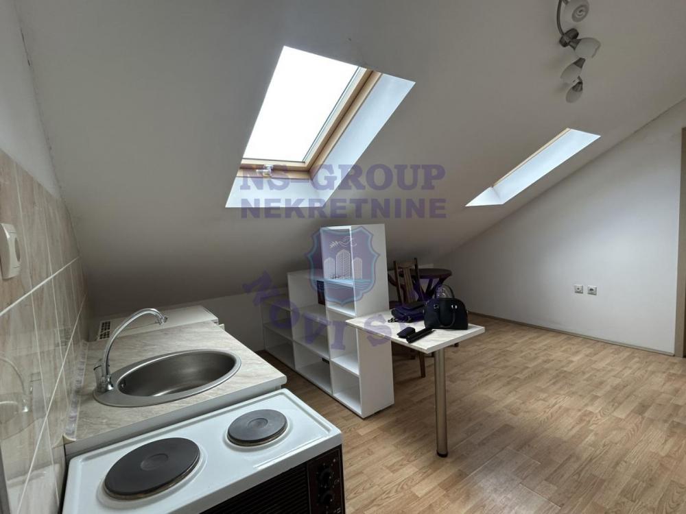 Slika 1 - Jednoiposoban, 27m2, Bulevar patrijarha Pavla (Somborski bulevar) Novi Sad, sa terasom