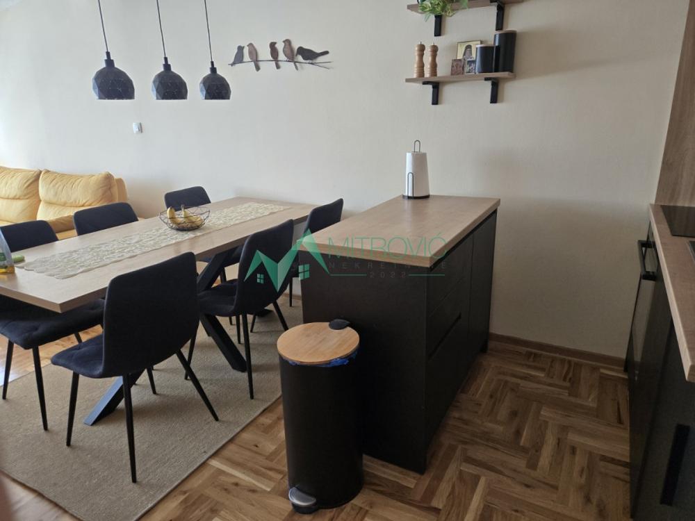 Slika 1 - Novi Sad, Nova Detelinara - Kompletno namešten troiposoban stan na dva nivoa 72m2 + dva parking mesta u dvorišu