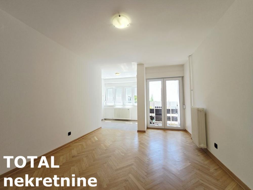 Slika 2 - Stan,NOVI SAD,BULEVAR,kv: 33.00, € 108000, ID: 1102953