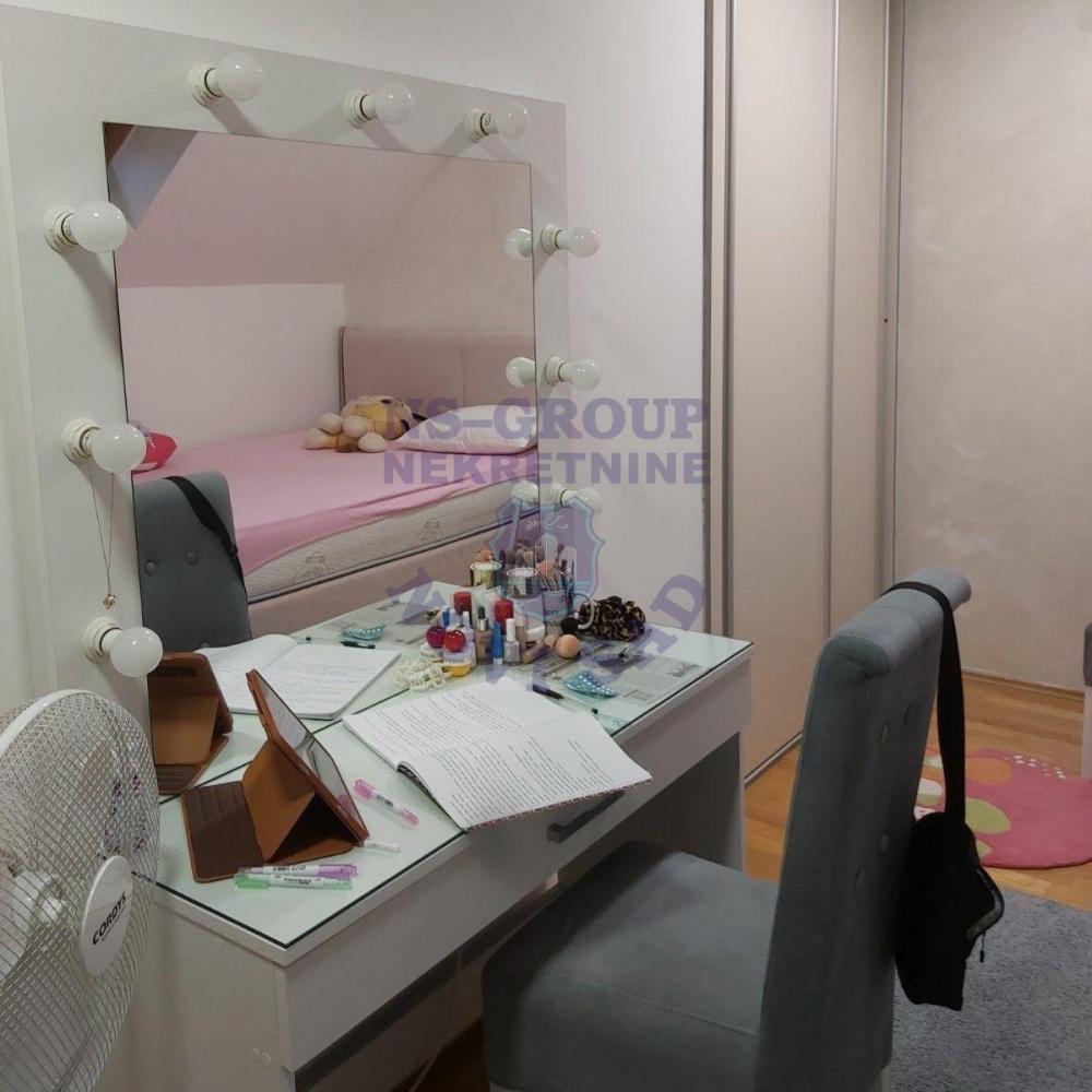 Glavna slika -Na odličnoj lokaciji u Novom Sadu, prodaje se trosoban dupleks stan površine 77 m²