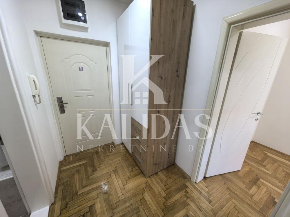 Slika 5 - Stan,NOVI SAD,BULEVAR,kv: 36, € 133000, ID: 1008895