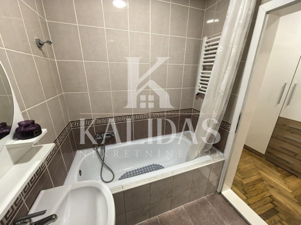 Slika 4 - Stan,NOVI SAD,BULEVAR,kv: 36, € 133000, ID: 1008895