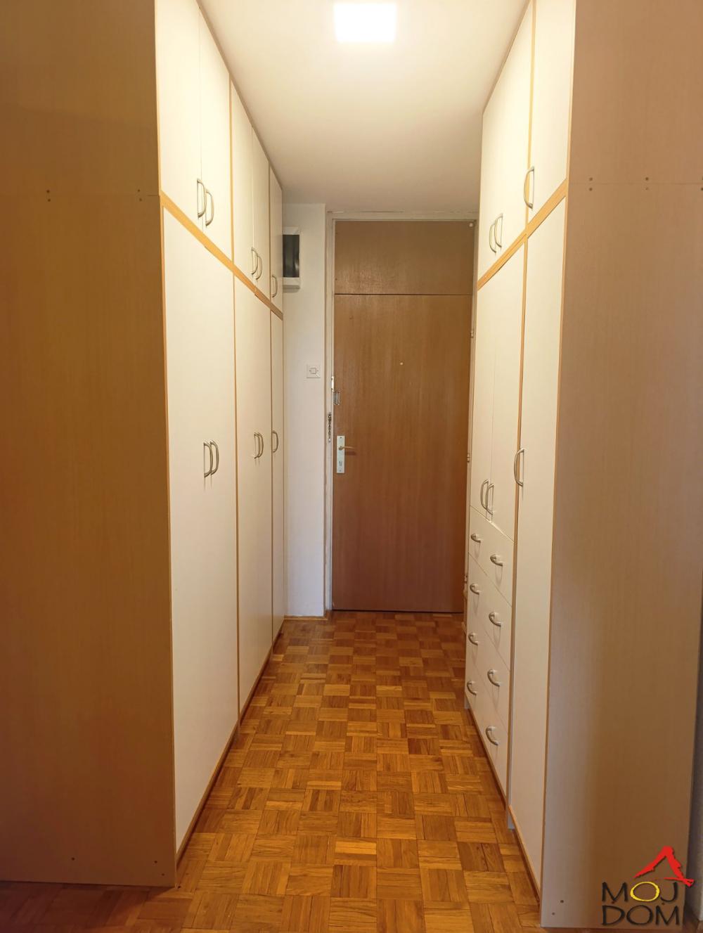 Slika 10 - Stan,NOVI SAD,BULEVAR,kv: 54, € 169900, ID: 1032598
