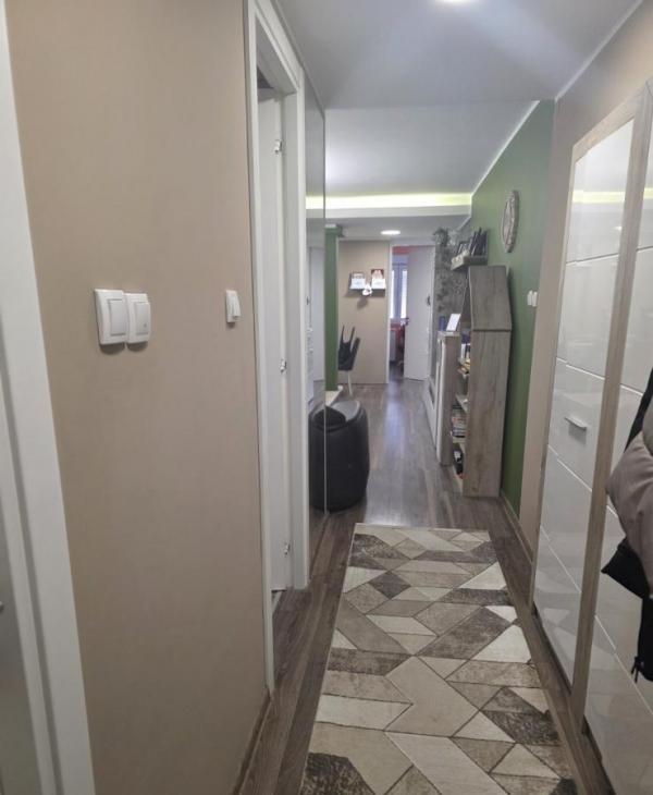 Slika 8 - Trosoban, 64m2, Liman 1 Novi Sad, sa terasom, ima lift