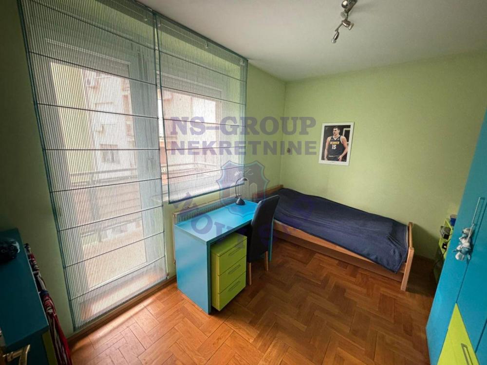 Slika 7 - Četvorosoban, 112m2, Grbavica Novi Sad, sa terasom, ima lift