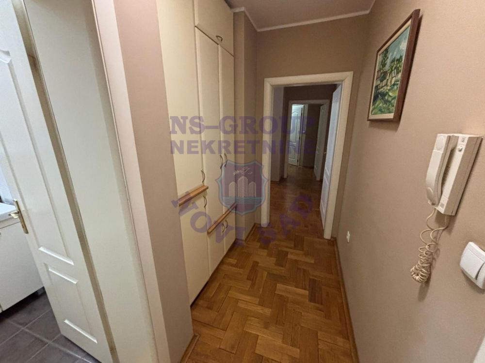 Slika 8 - Četvorosoban, 112m2, Grbavica Novi Sad, sa terasom, ima lift
